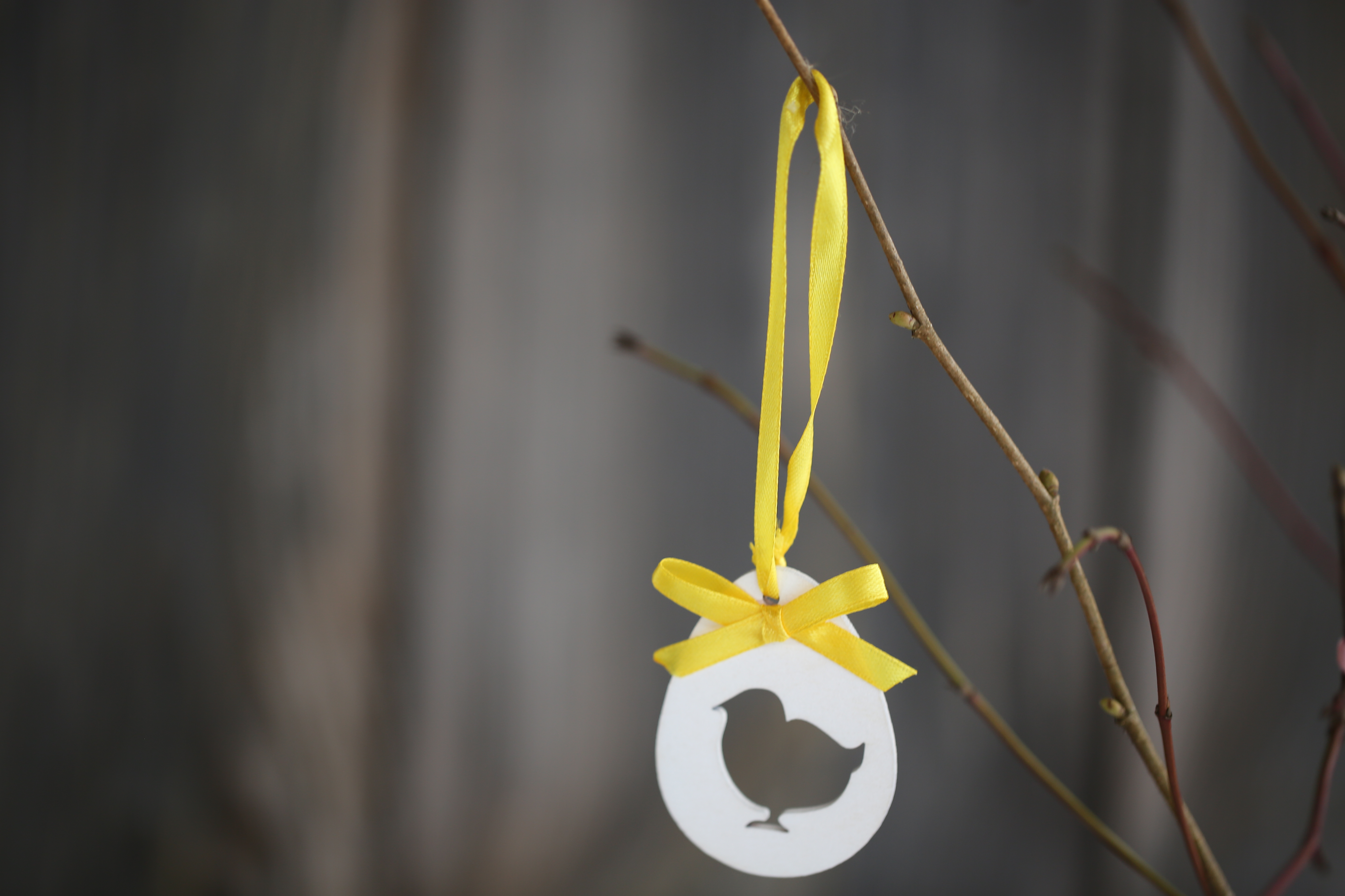 Veľkonočné biele vajíčko - ozdoba kuriatko 6cm