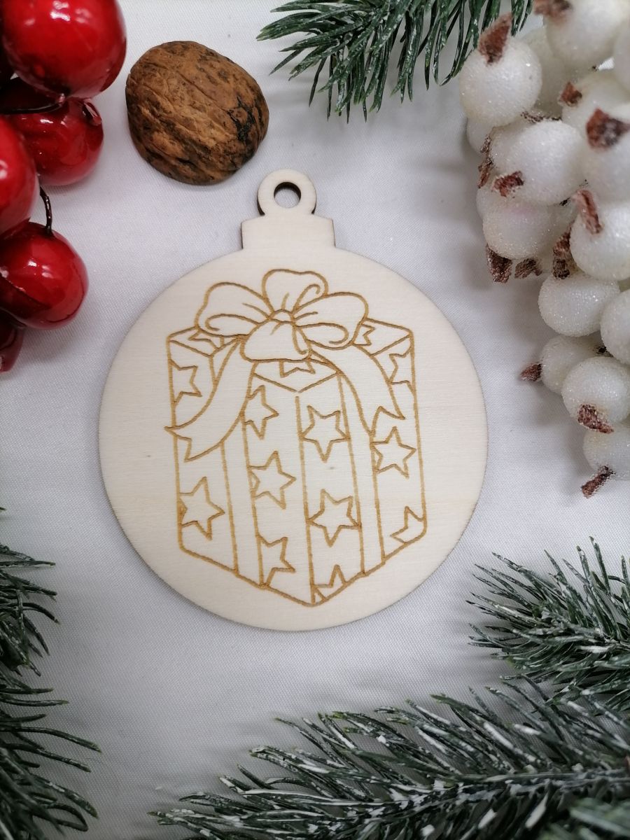Vianočná guľa prírodná gravírovaná 8,5x7cm