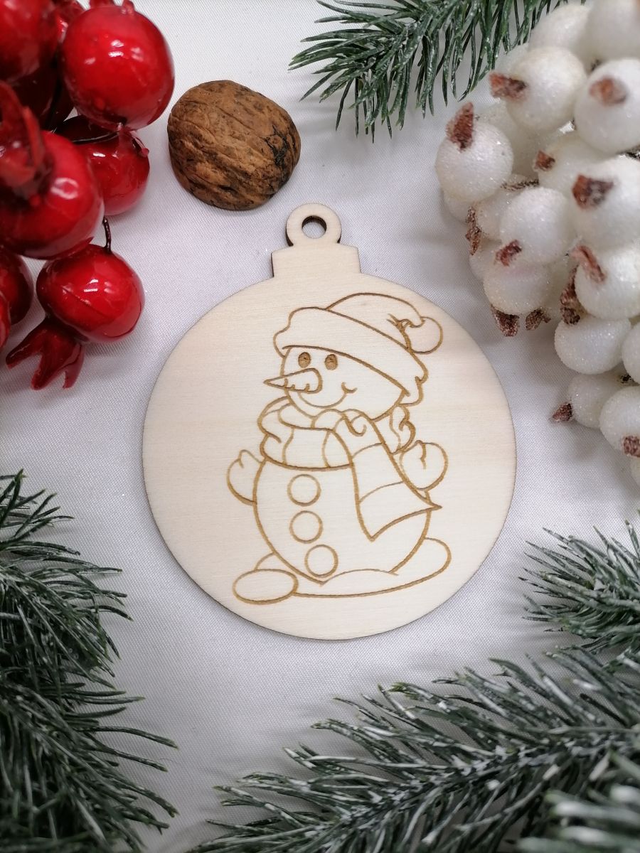 Vianočná guľa prírodná gravírovaná 8,5x7cm