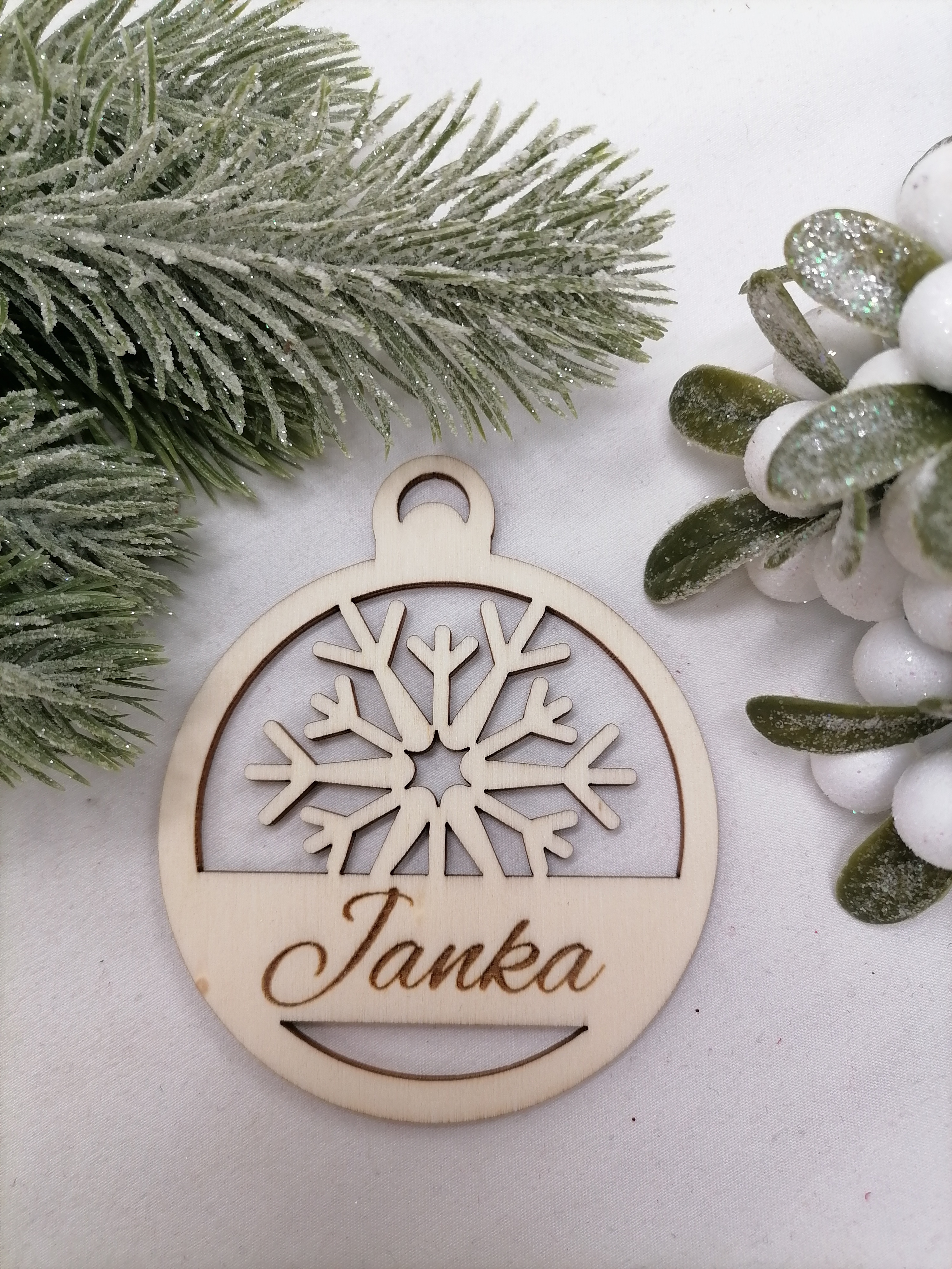 Vianočná ozdoba guľa s vlastným menom vyrezávaná 9x7,5 cm