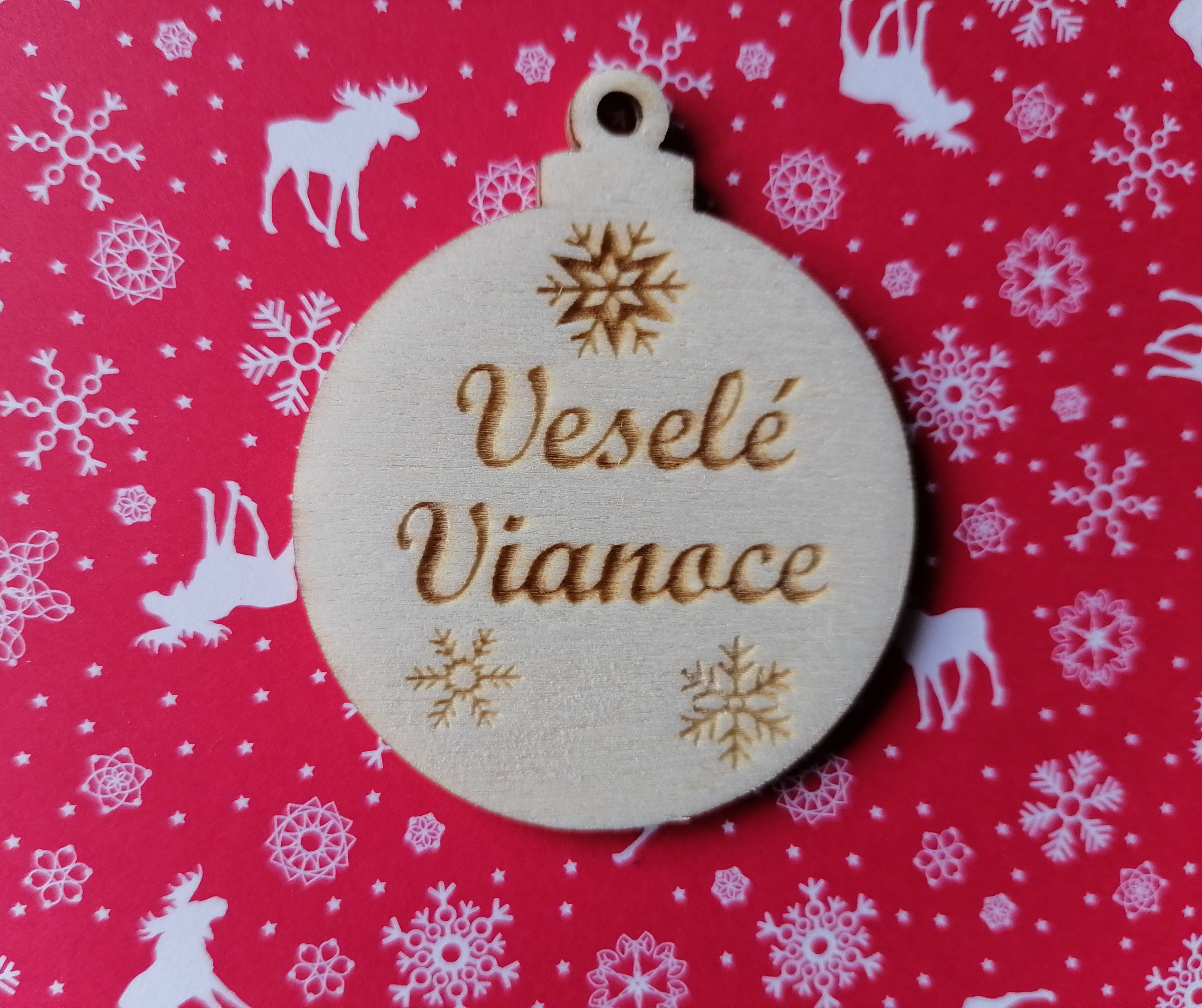 Vianočná ozdoba prírodná guľa gravírovaná veselé vianoce 8,5x7cm
