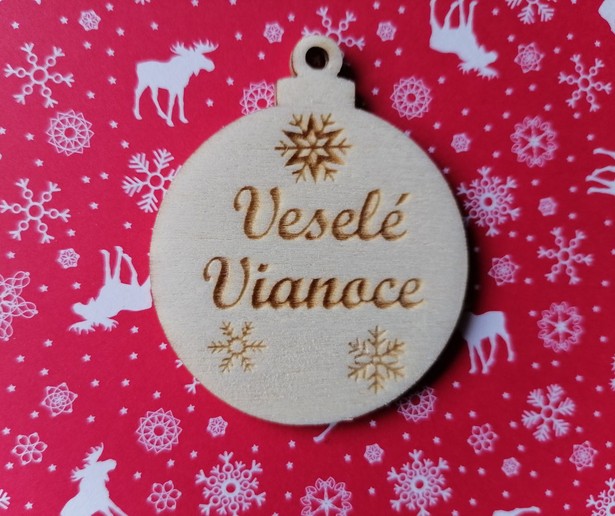 Vianočná ozdoba prírodná guľa gravírovaná veselé vianoce 8,5x7cm