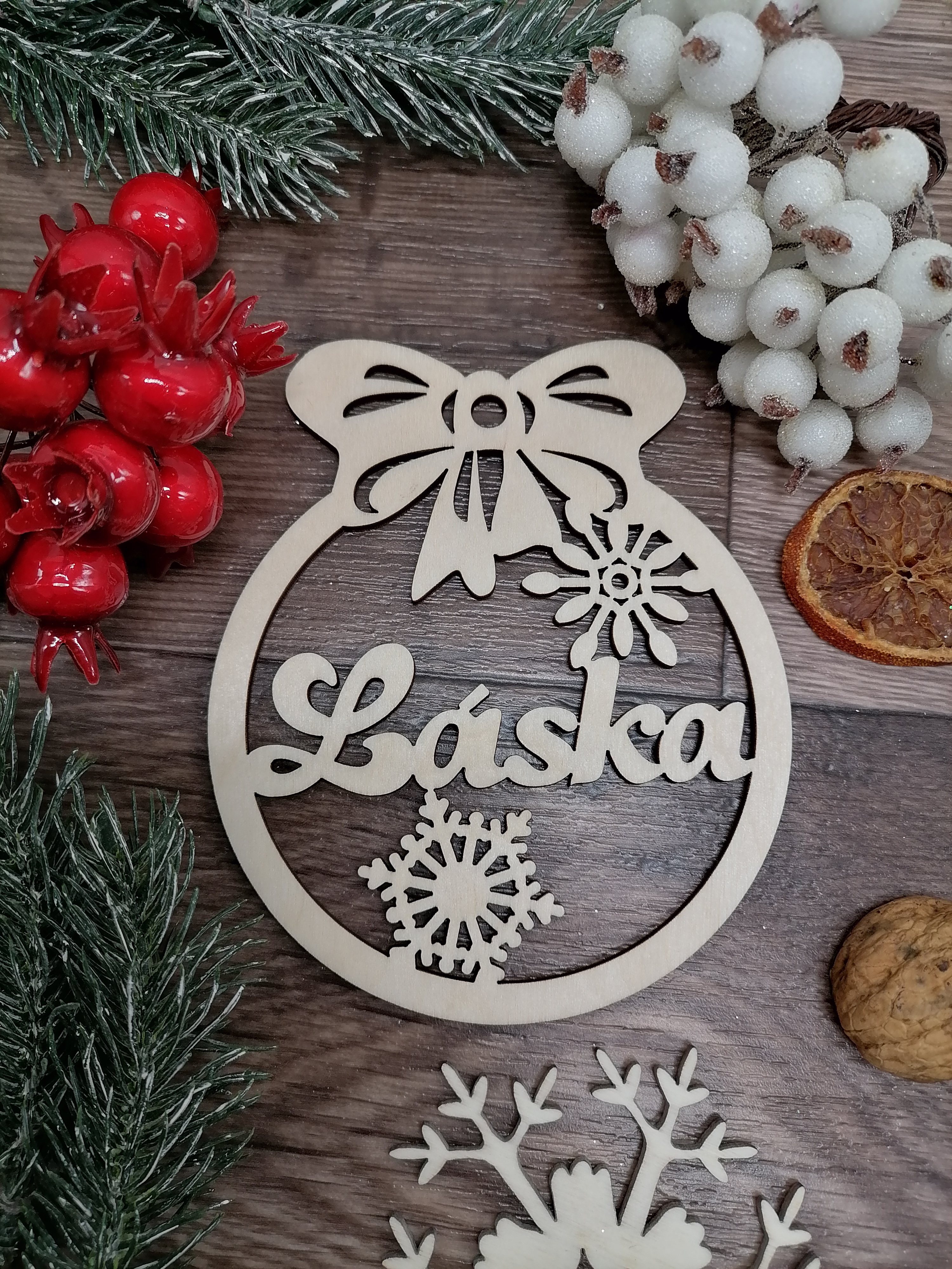 Vianočná ozdoba prírodná guľa Láska10x12cm