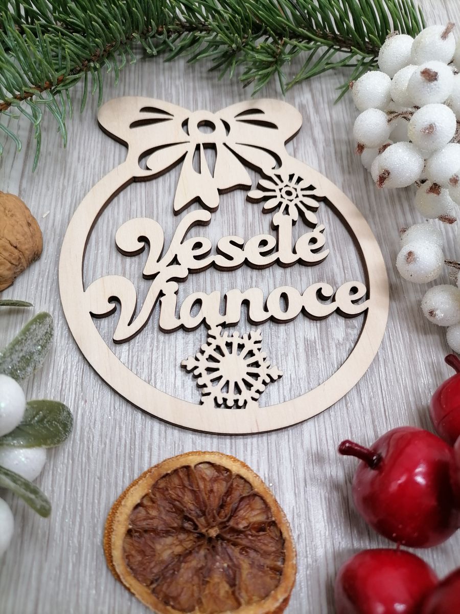 Vianočná ozdoba prírodná guľa veselé Vianoce 10x12cm