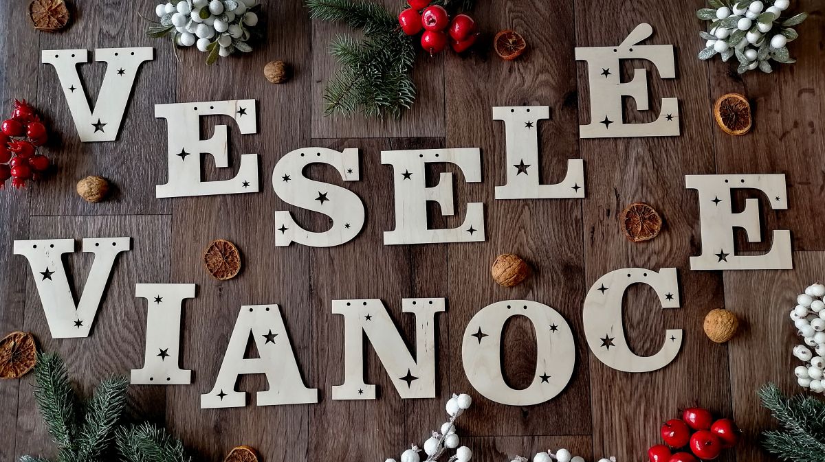 Drevená girlanda veselé Vianoce 7,5cm