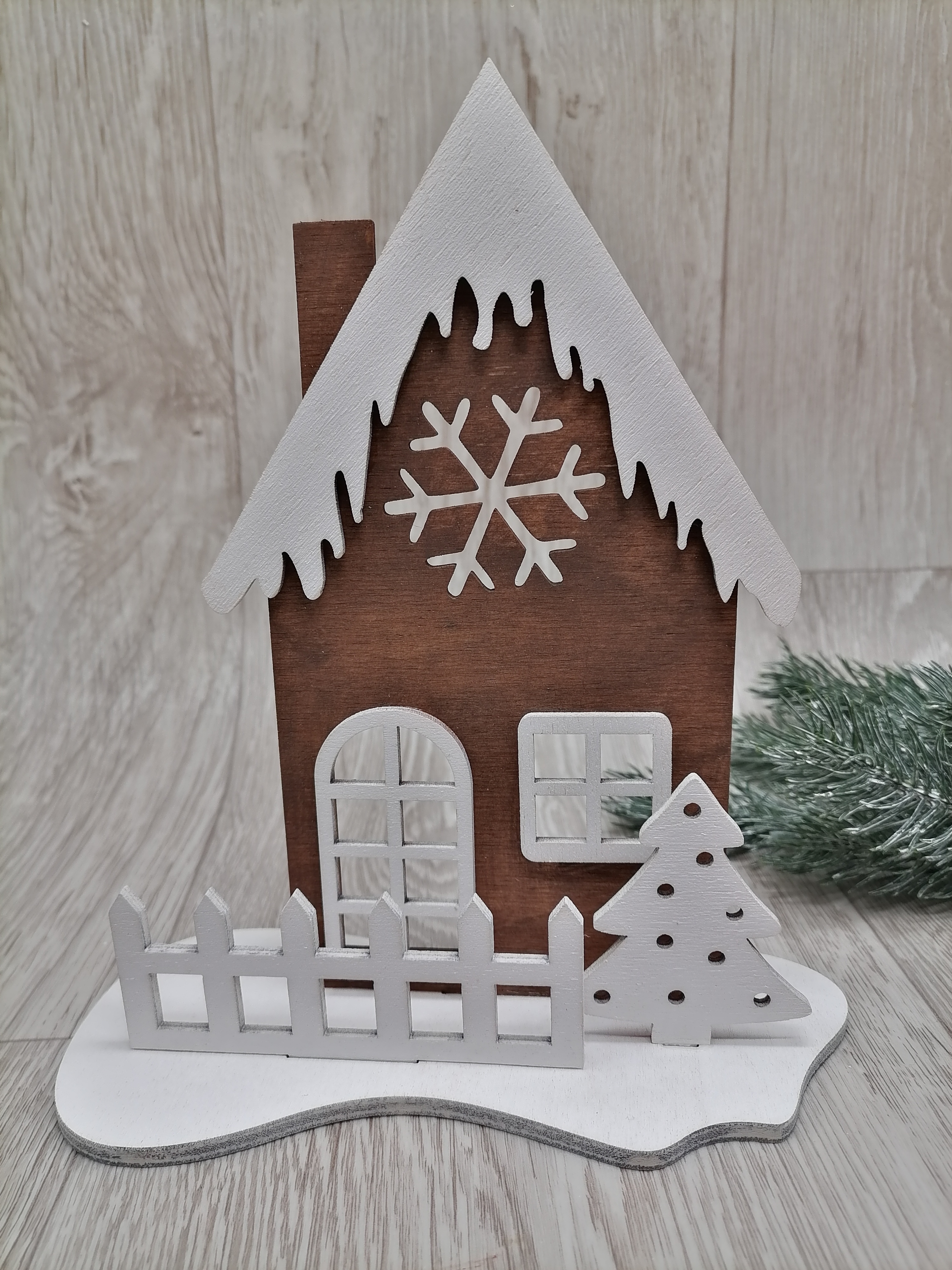 Vianočný hnedý domček - stojan 16x15 cm