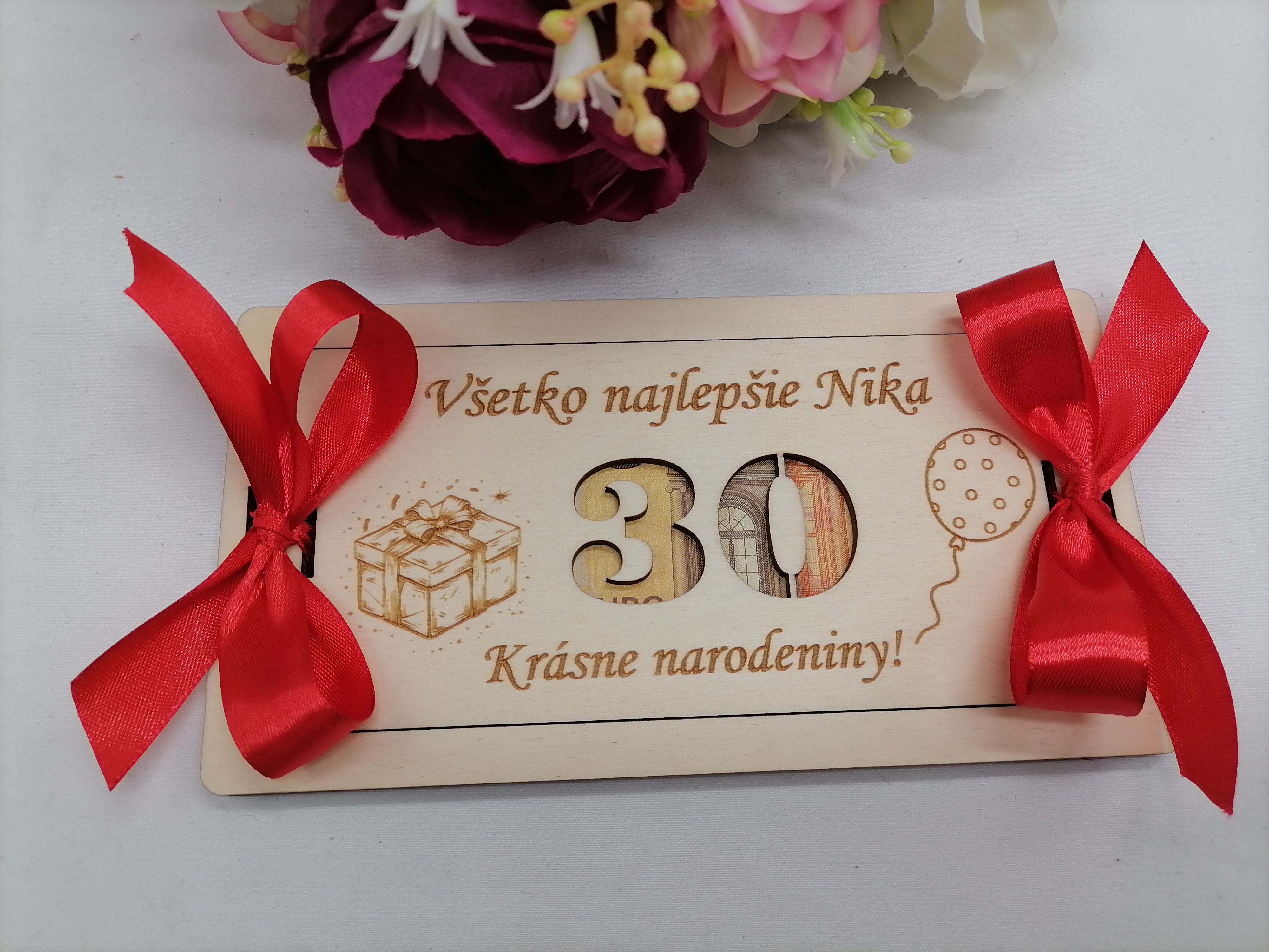 Drevená obálka na peniaze s menom