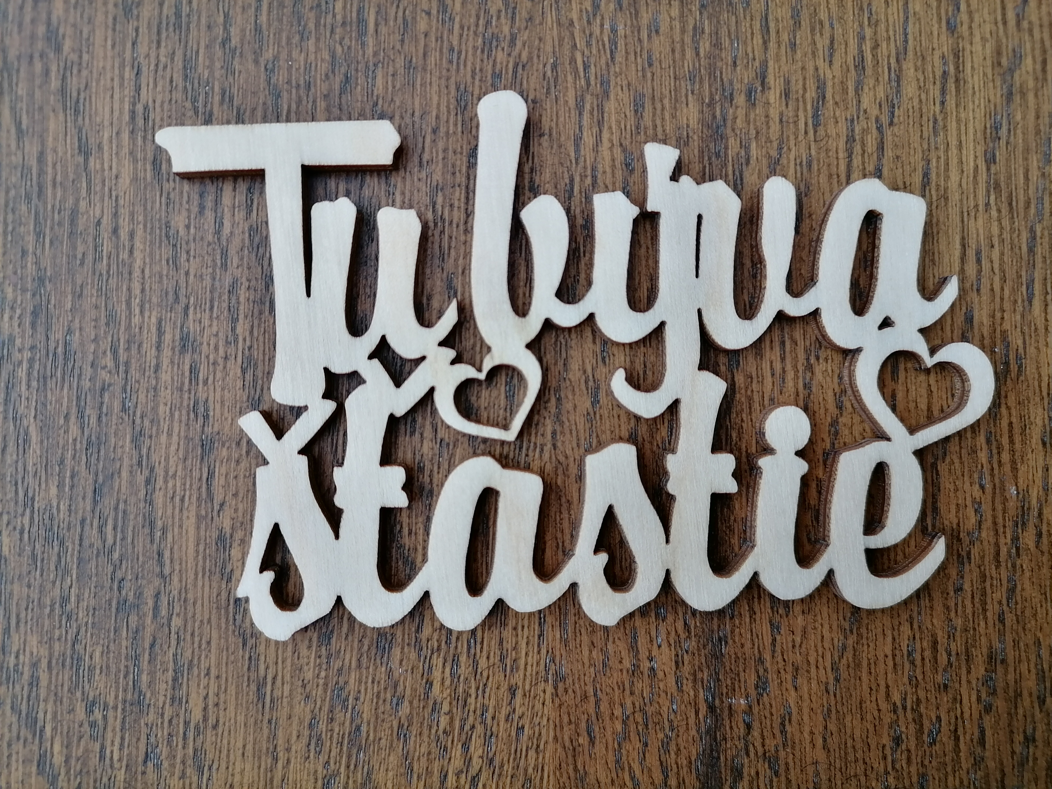 Nápis Tu býva štastie 10cm