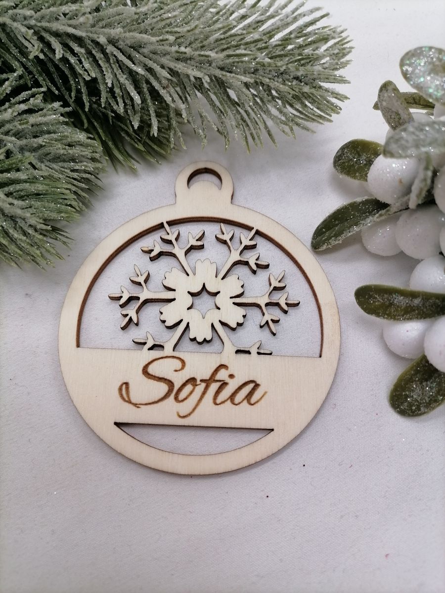 Vianočná ozdoba guľa s vlastným menom vyrezávaná 9x7,5 cm