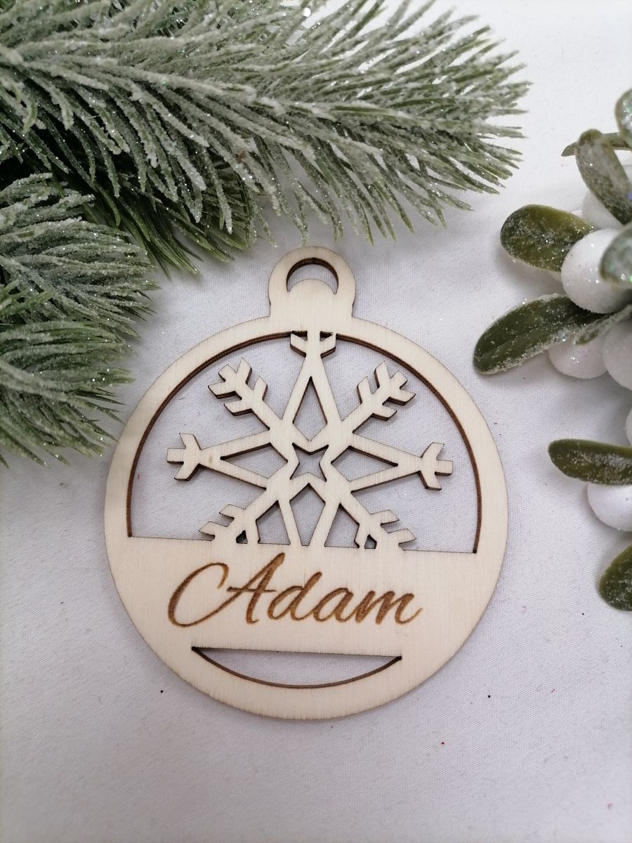 Vianočná ozdoba guľa s vlastným menom vyrezávaná 9x7,5 cm