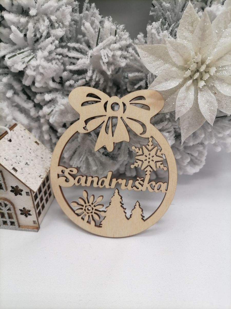 Vianočná ozdoba prírodná guľa s vlastným menom vyrezávaná 10x12 cm