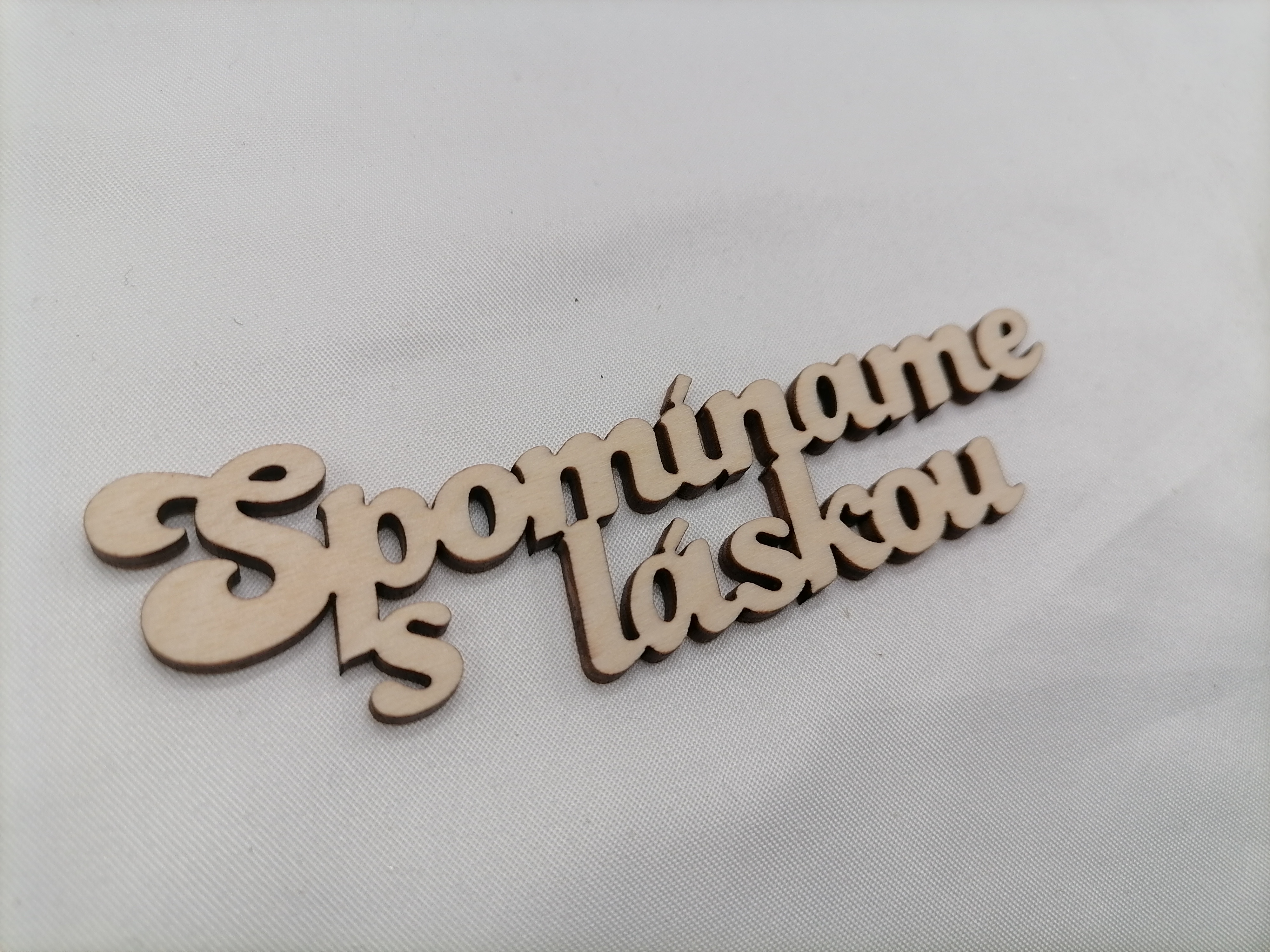 Nápis Spomíname s láskou 25 cm