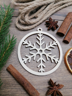 Vianočná guľa z dreva s vločkou 8x9cm