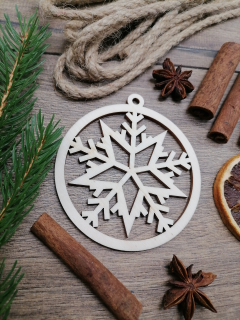 Vianočná guľa z dreva s vločkou 8x9cm