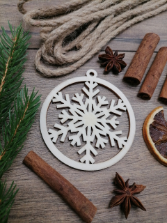 Vianočná guľa z dreva s vločkou 8x9cm