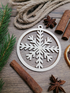 Vianočná guľa z dreva s vločkou 8x9cm