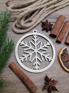 Vianočná guľa z dreva s vločkou 8x9cm