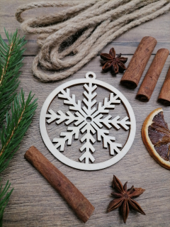 Vianočná guľa z dreva s vločkou 8x9cm