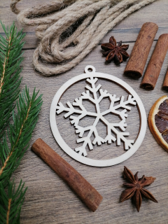 Vianočná guľa z dreva s vločkou 8x9cm