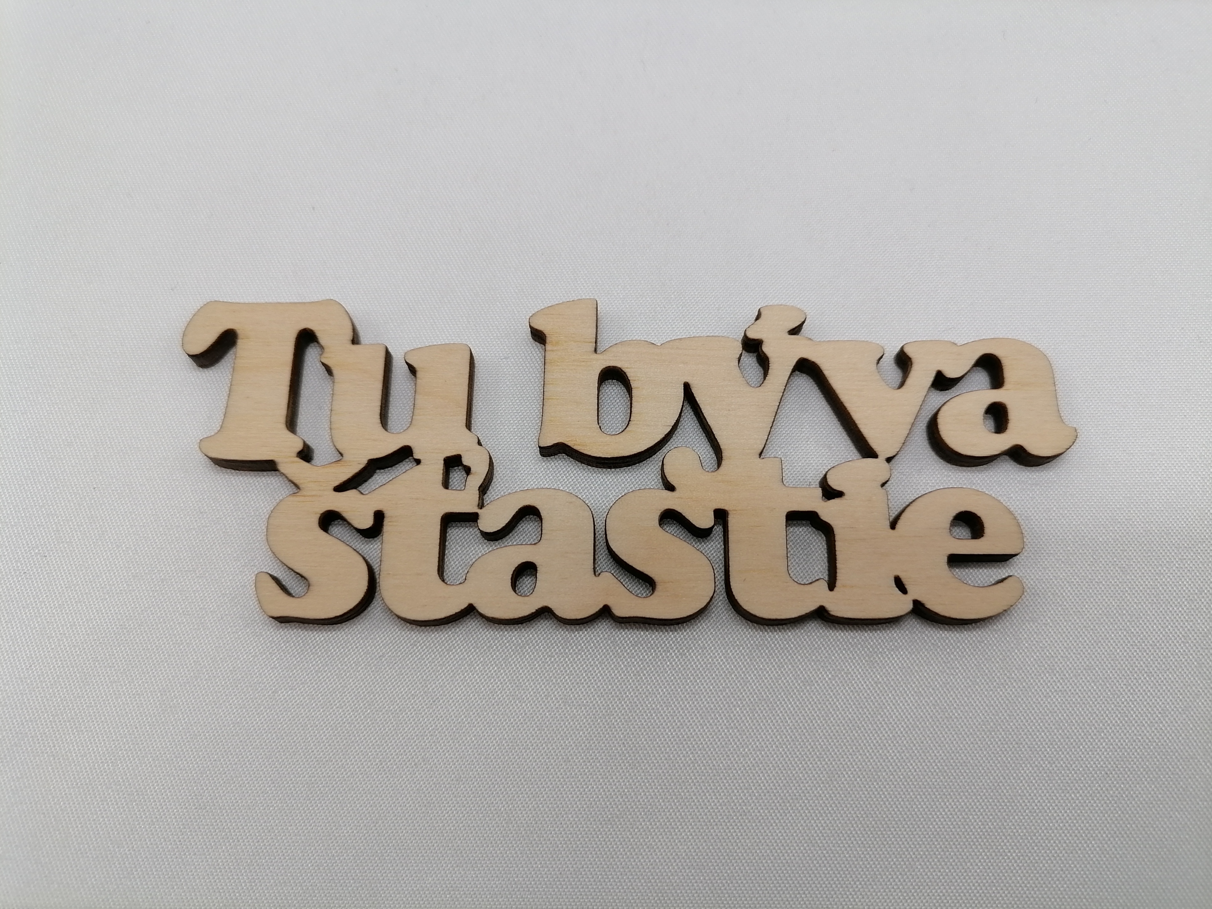Nápis Tu býva štastie 30 cm