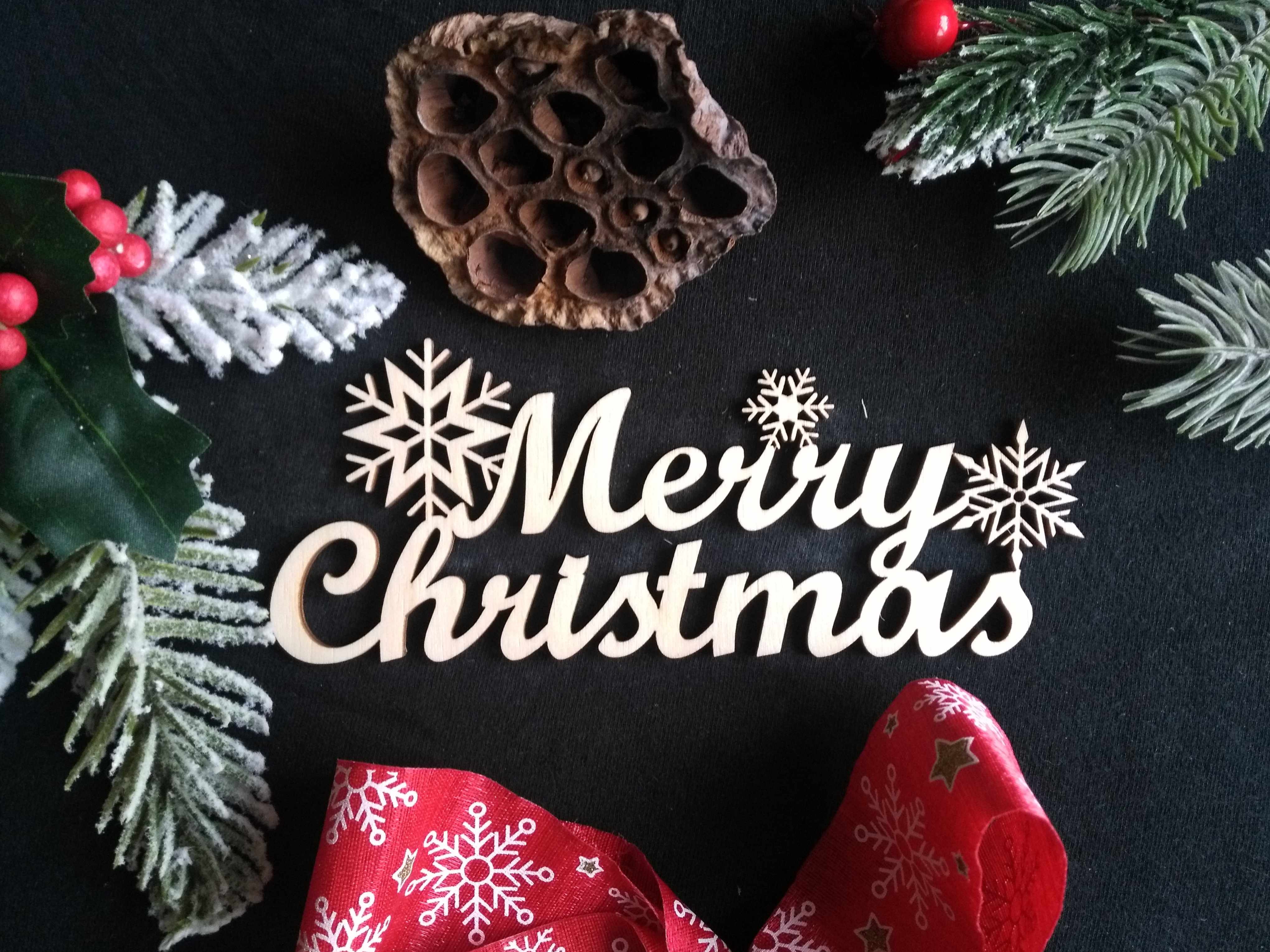Drevený nápis Merry Christmas vločky  40 cm