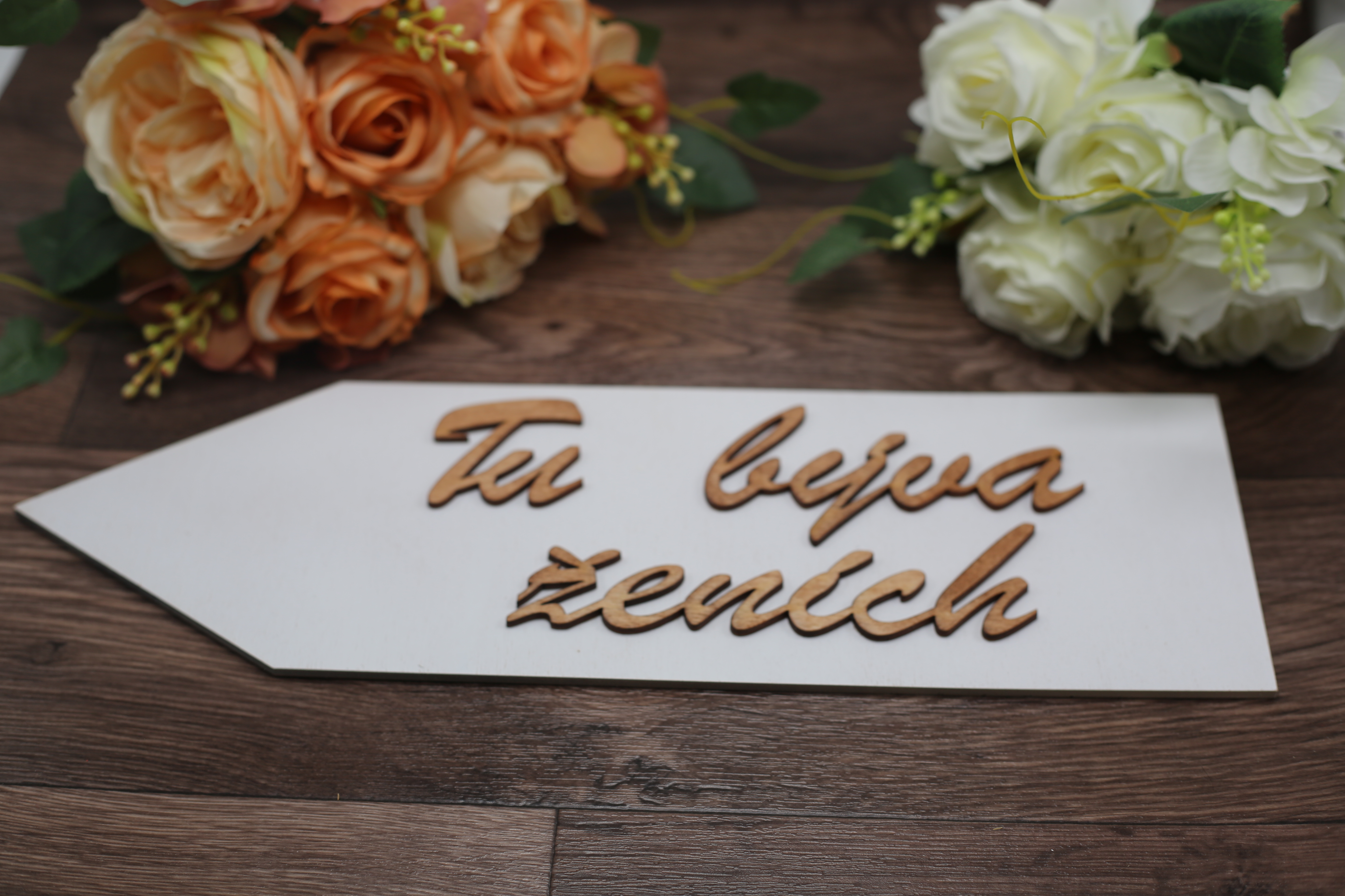 svadobná šípka biela - Tu býva ženích