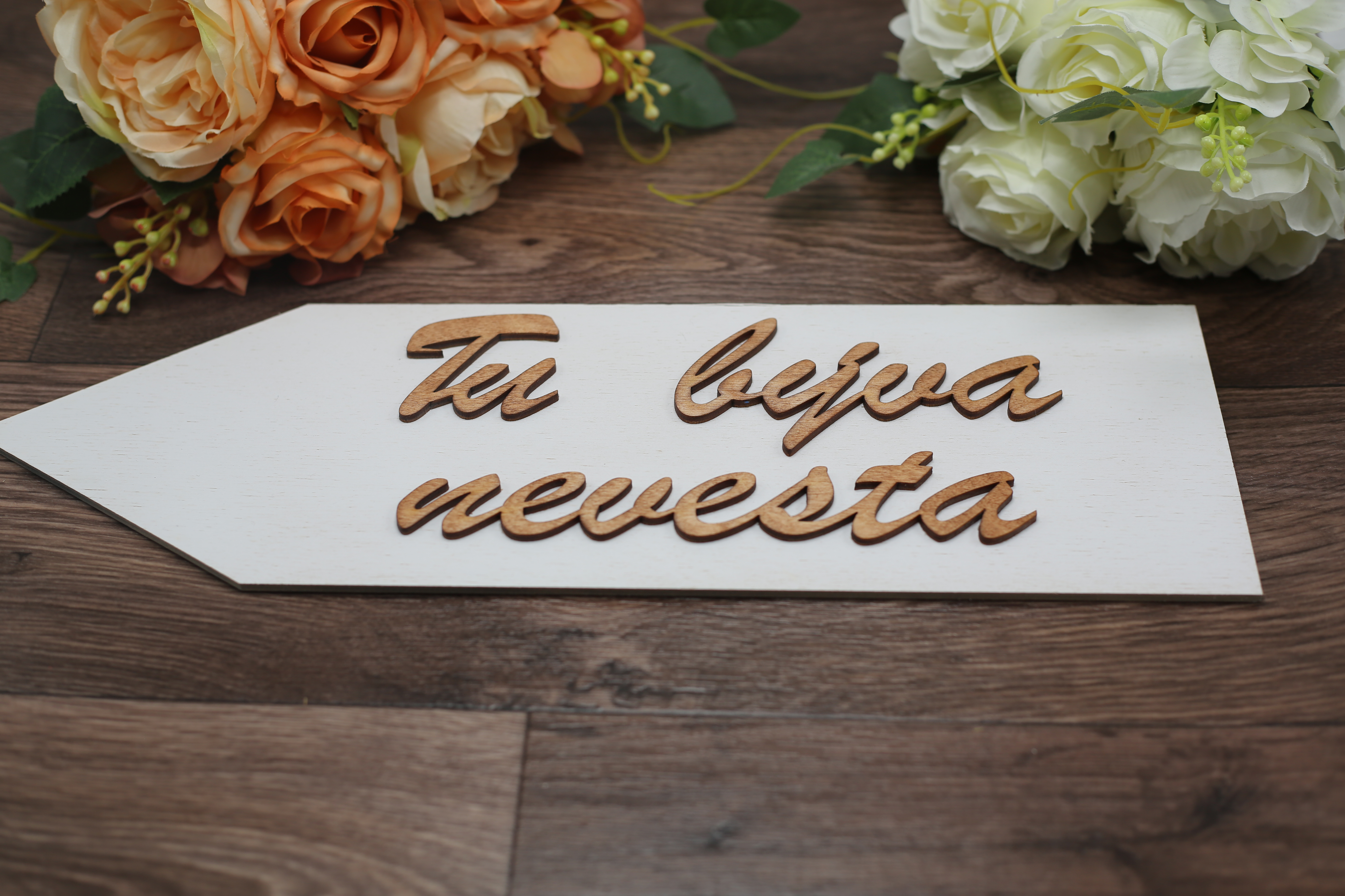svadobná šípka biela - Tu býva nevesta