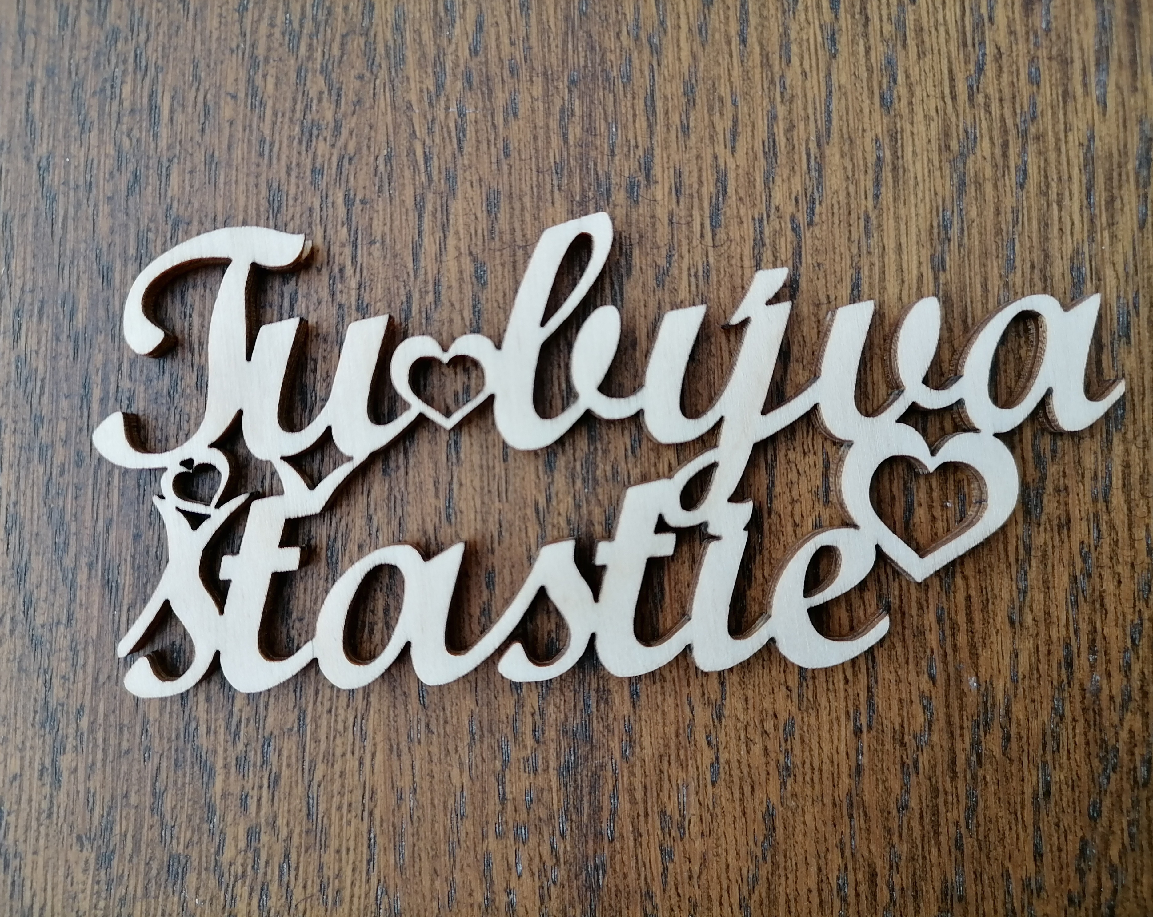 Nápis Tu býva štastie 10 cm